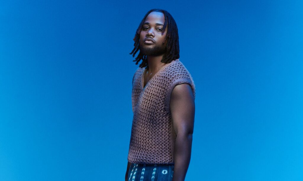 Leon Thomas pressebillede blå baggrund