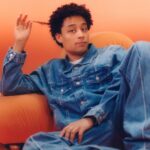 loyle carner preesfoto orange baggrund
