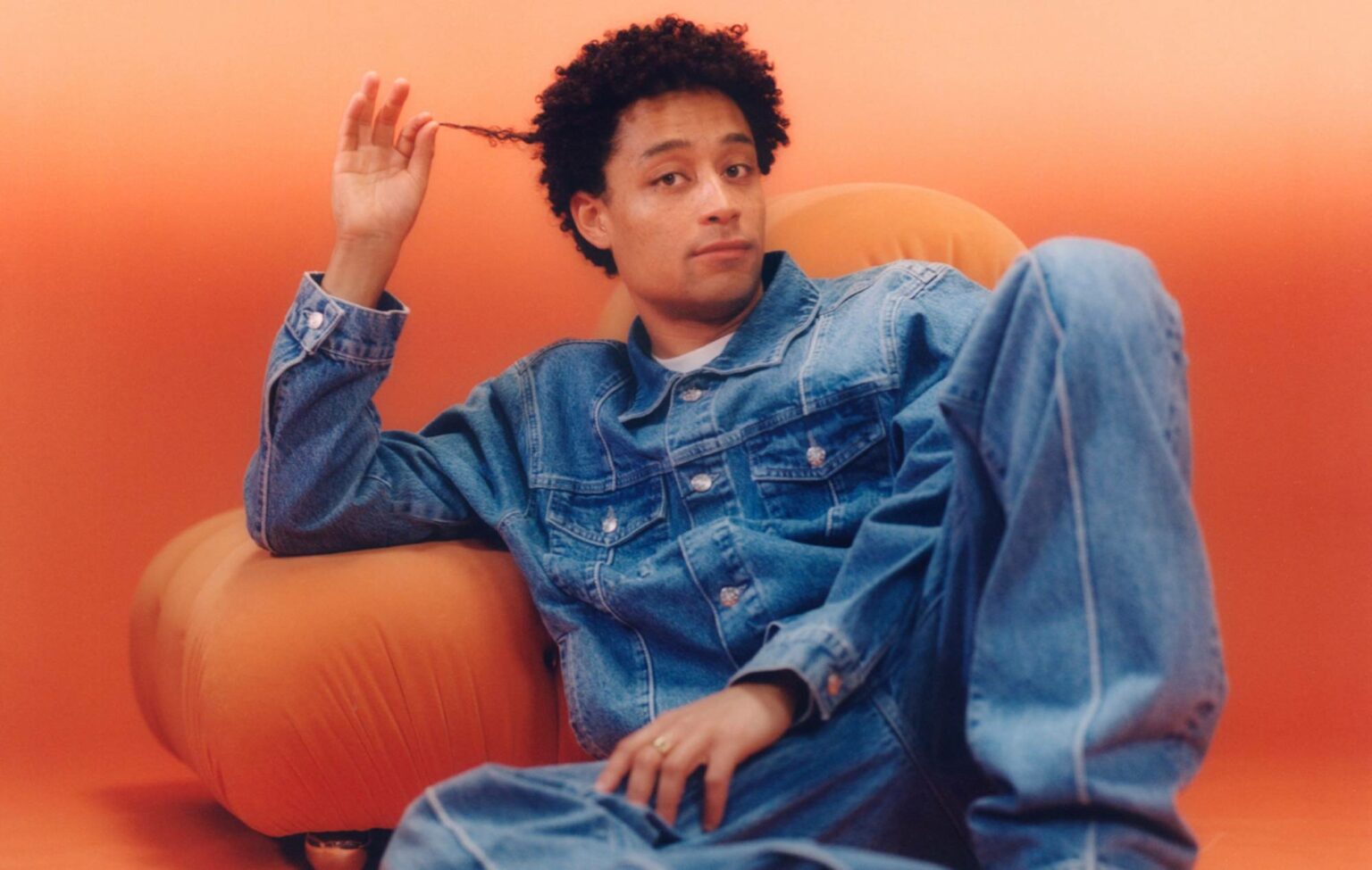 loyle carner preesfoto orange baggrund