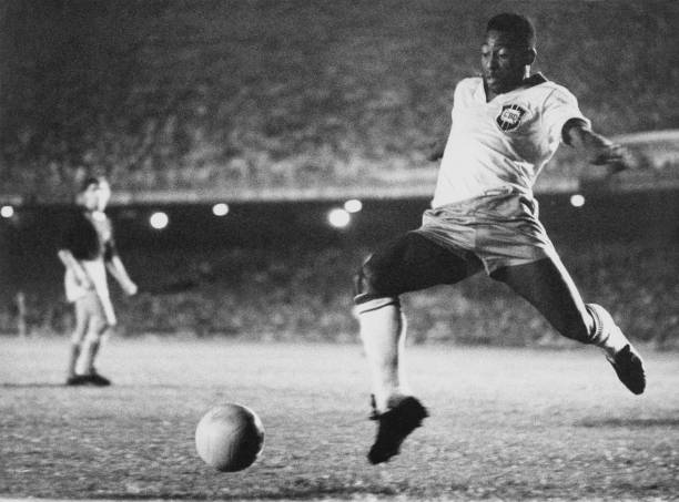 Pele løber med fodbolden