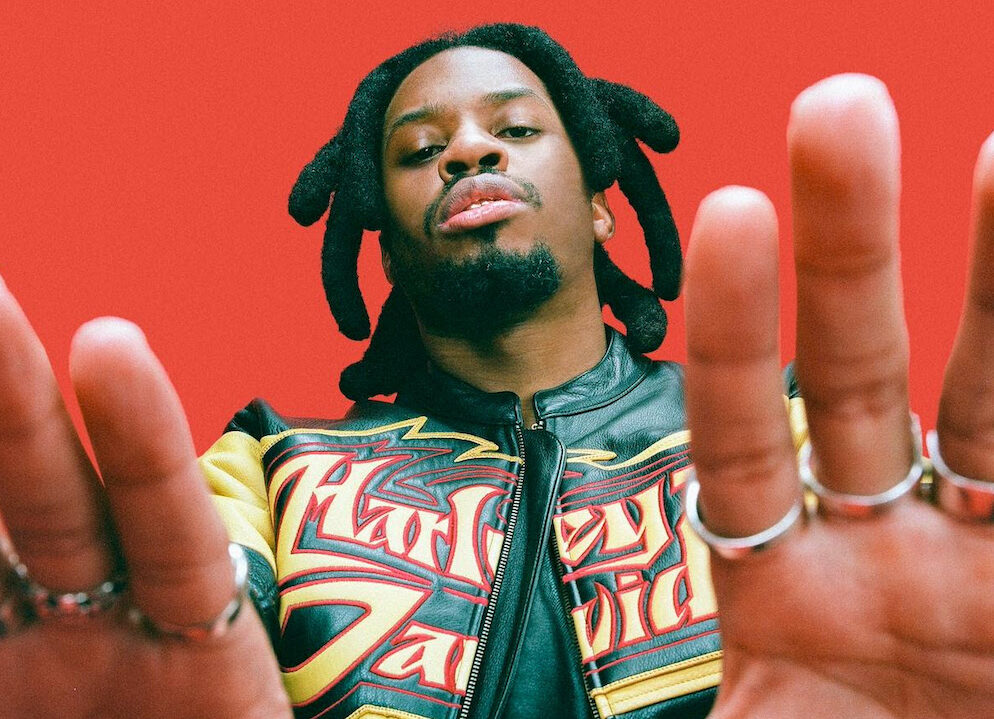 Denzel Curry med rød baggrund