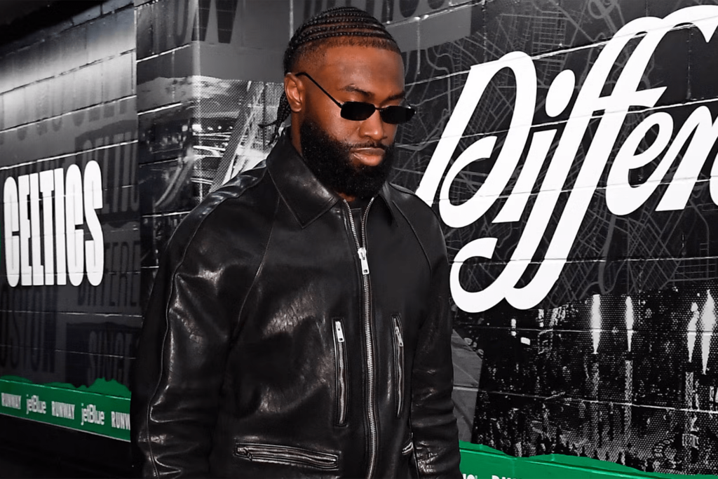 Jaylen Brown går i sort outfit