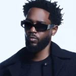 Kendrick lavar stå med hvid baggrund