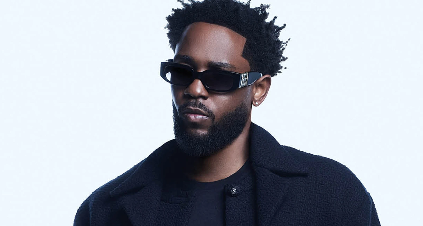 Kendrick lavar stå med hvid baggrund