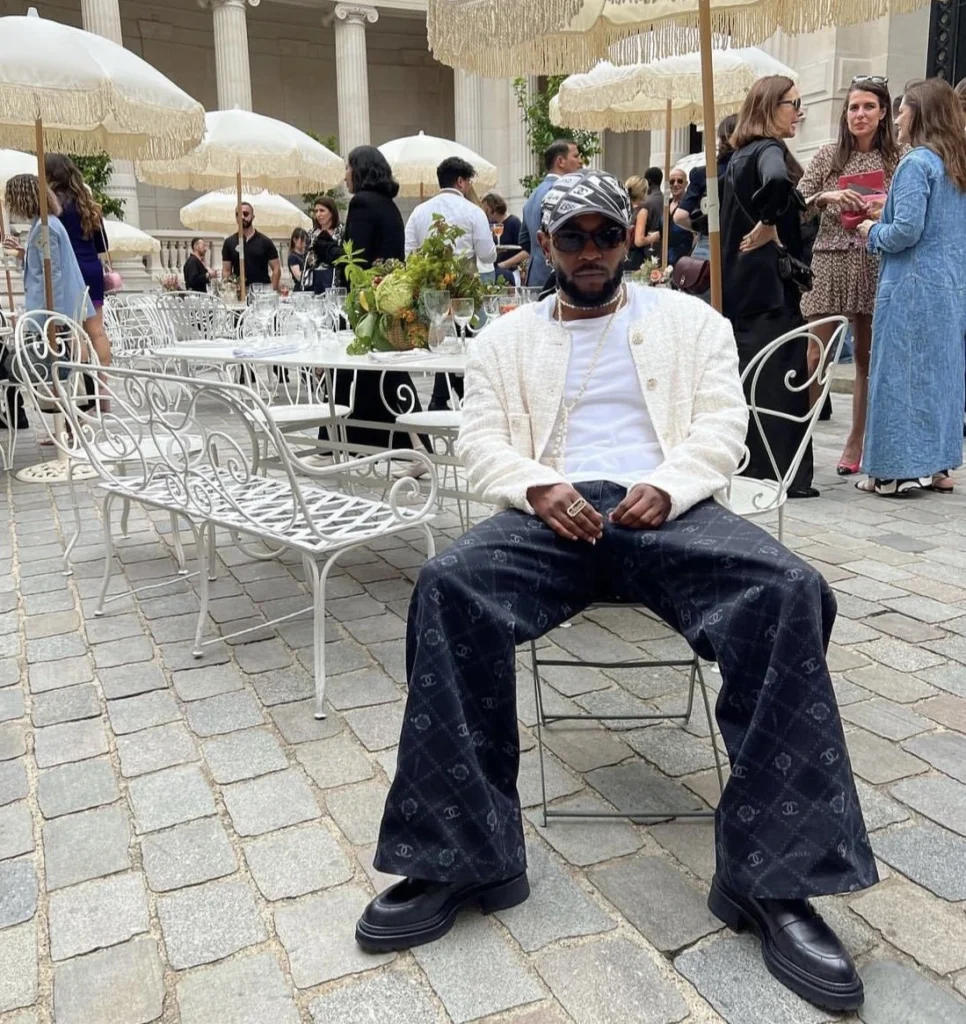Kendrick lamar på en stol