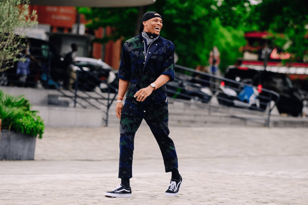 Russell Westbrook smiler på gaden