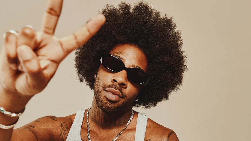 Brent Faiyaz solbriller med to fingrer i luften