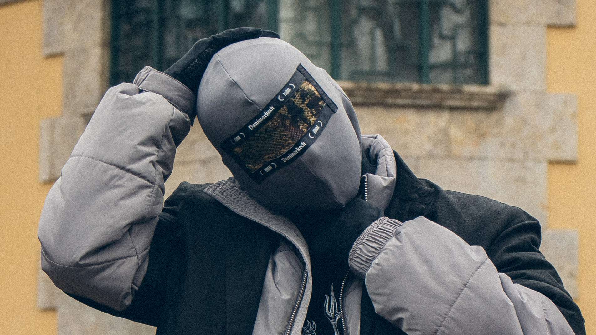 D1MA med maske på