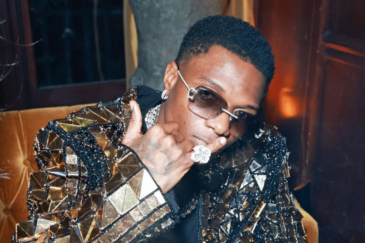 WizKid med ringe på fingre