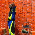 Corteiz foran en væg af skotøjsæsker