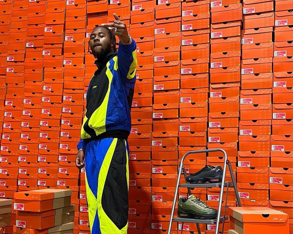 Corteiz foran en væg af skotøjsæsker