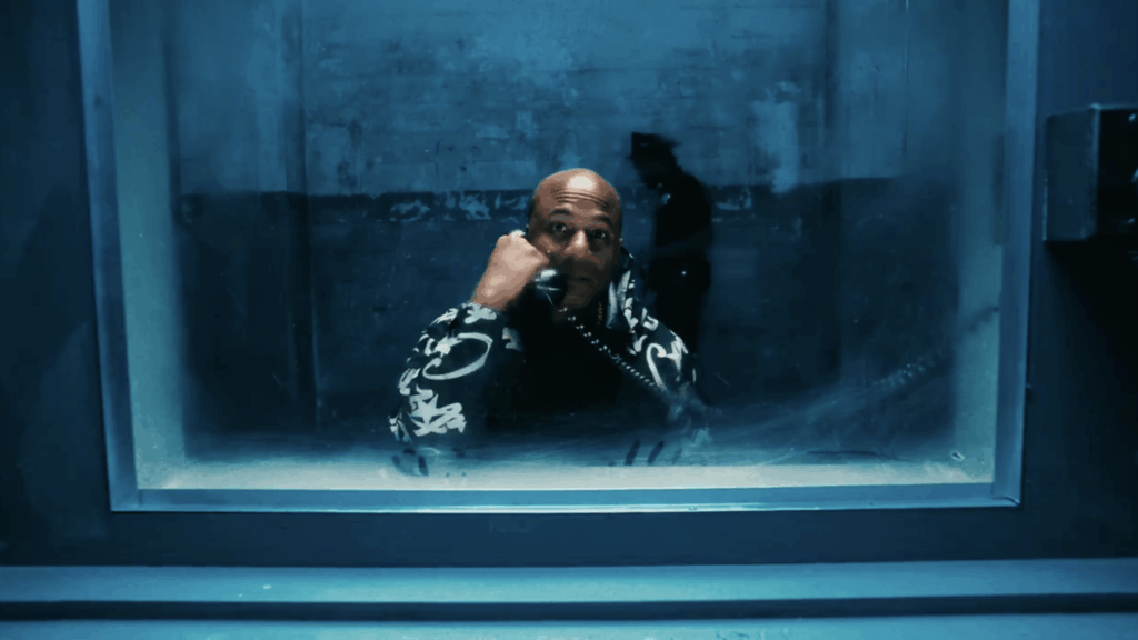 Corteiz med en telefon i hånden