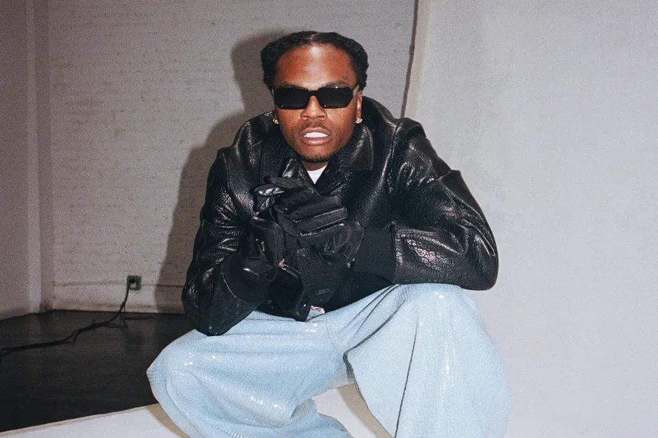 Gunna med læderjakke og solbriller