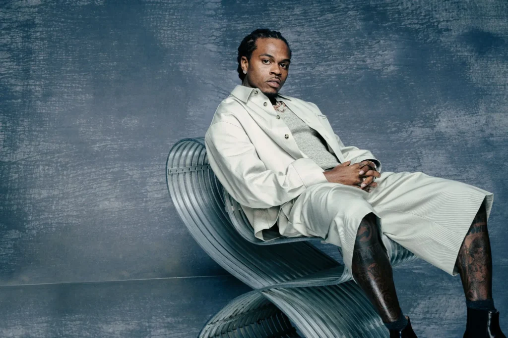 Gunna sidder på en stol