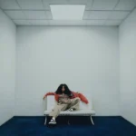 Kvinde i sofa med vans