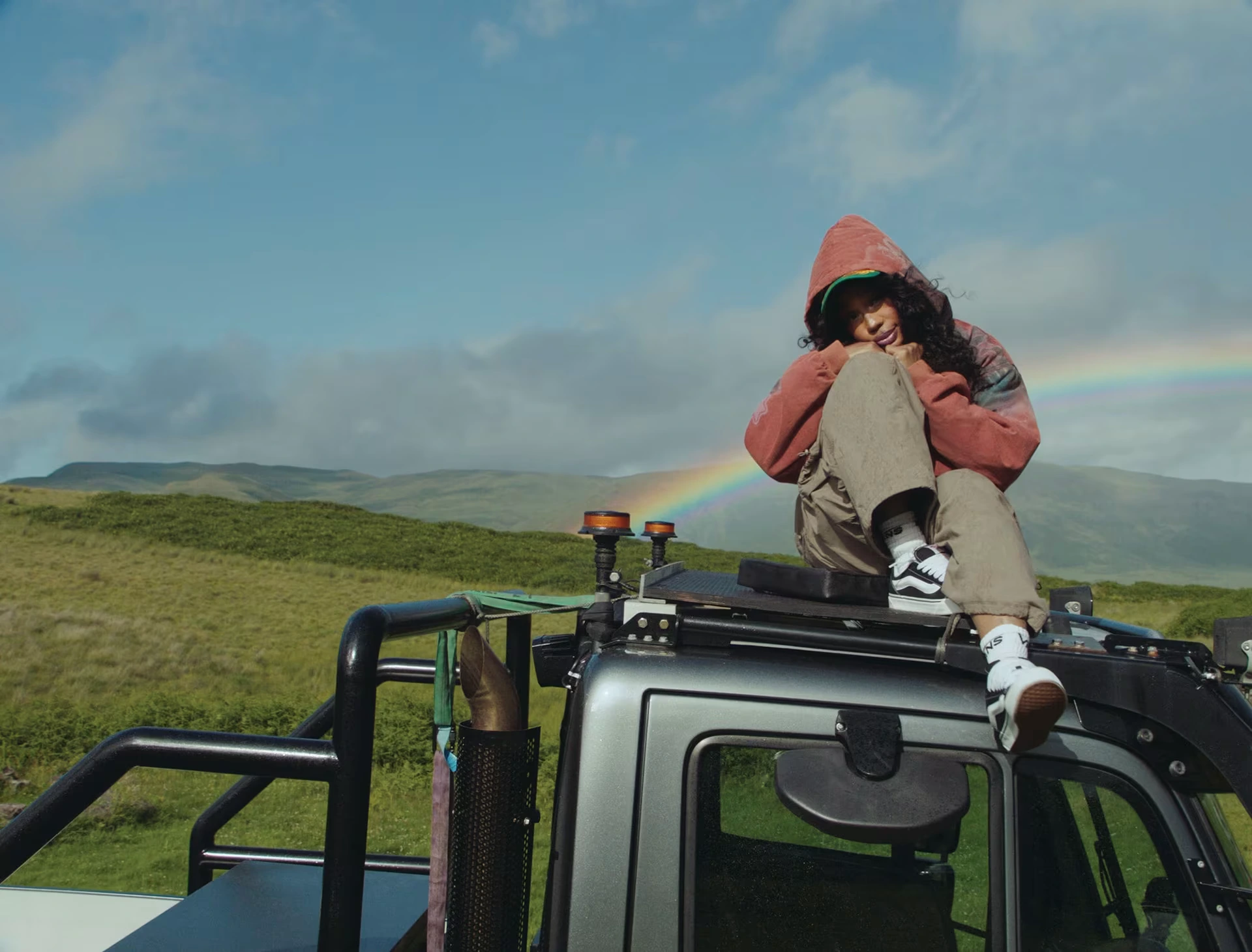 Kvinde ovenpå en bil med vans