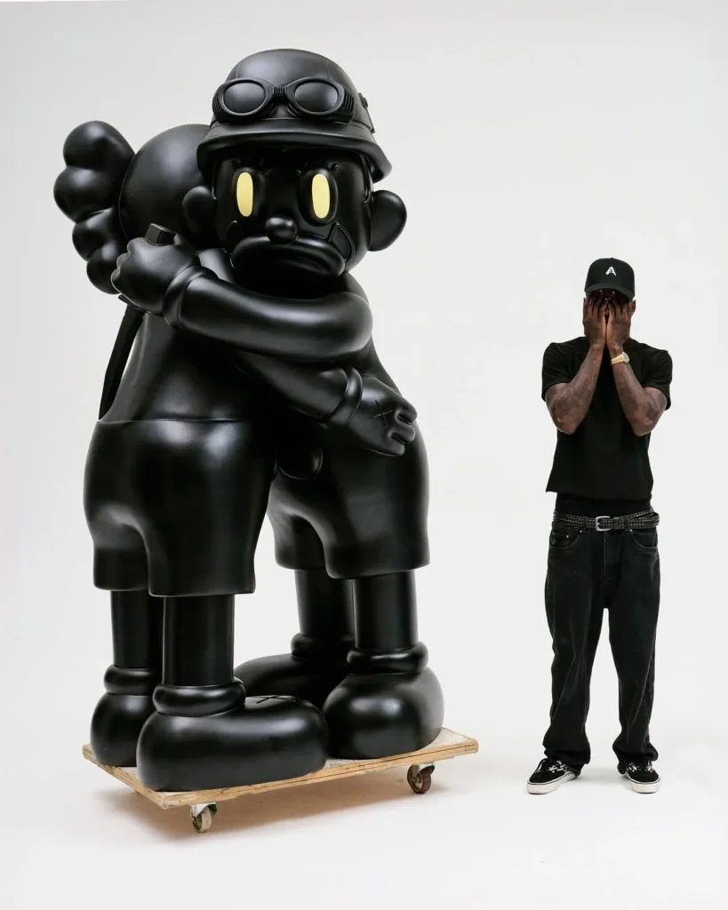 Slawn og Kaws figur