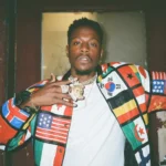 Joey Badass i farvet jakke