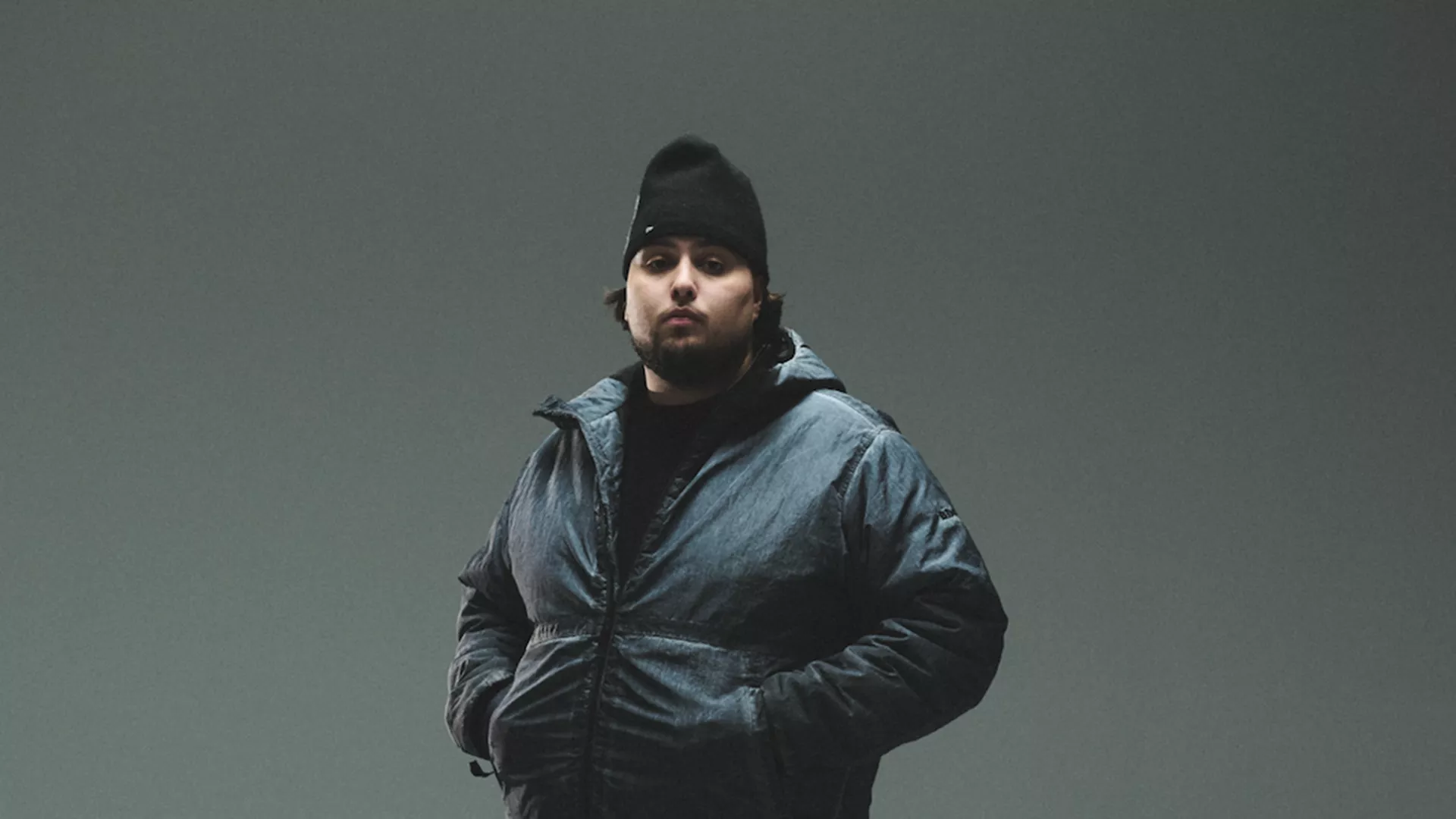 Milo med dunjakke og hue